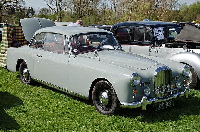 Why choose Chris Knott for your classic car laid-up insurance?